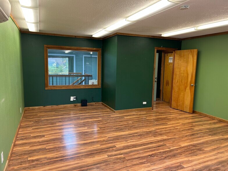 More Photos Of 1824 NE Division St, Bend General Retail For Lease