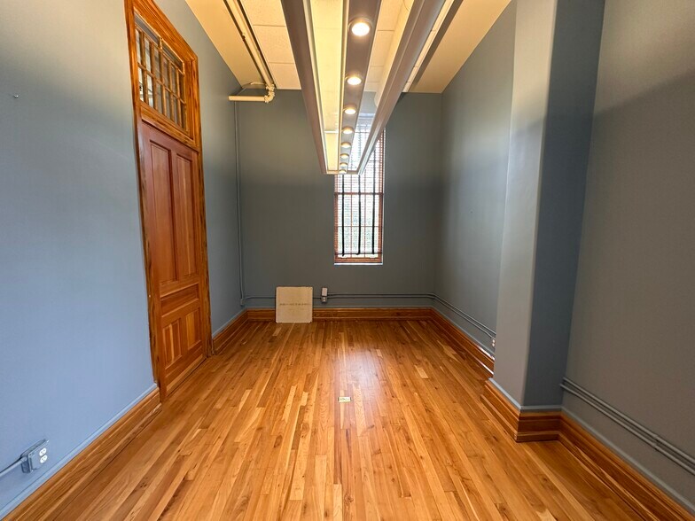 More Photos Of 830 Cottageview Dr, Traverse City Loft Creative Space For Sale