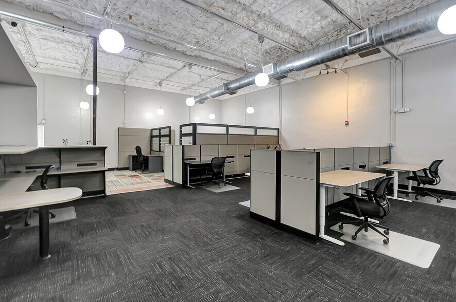More Photos Of 450 94th Ave N, Saint Petersburg Flex For Lease