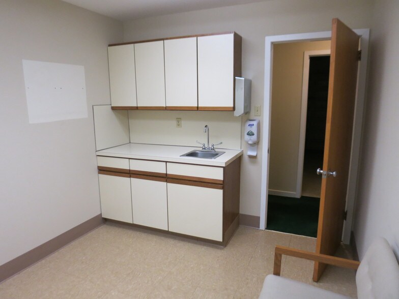 More Photos Of 920 Lawn Ave, Sellersville Medical For Sale