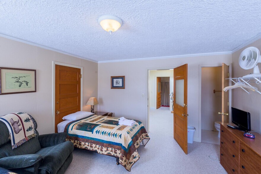 More Photos Of 21 E Pine, Pinedale General Retail For Sale