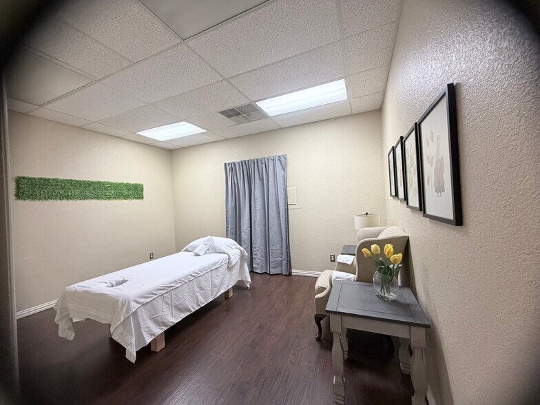 More Photos Of 2313 Roosevelt Dr, Dwg Office For Sale