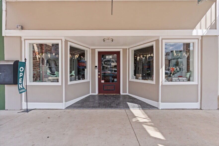 More Photos Of 925 Main St, Bastrop Office Residential For Sale