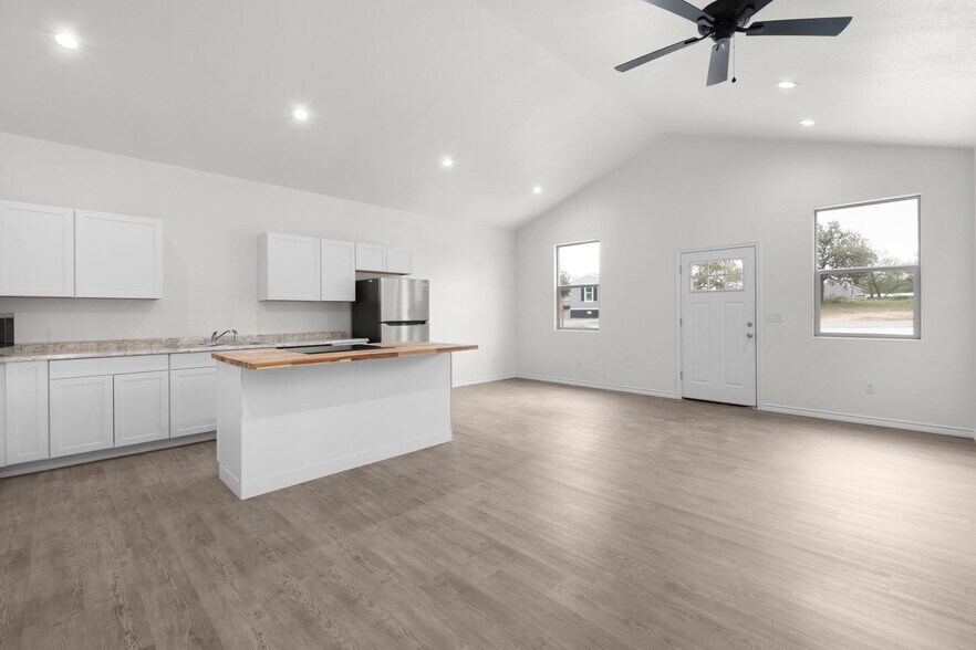 More Photos Of 870 Waco st, Kingsland Multifamily For Sale