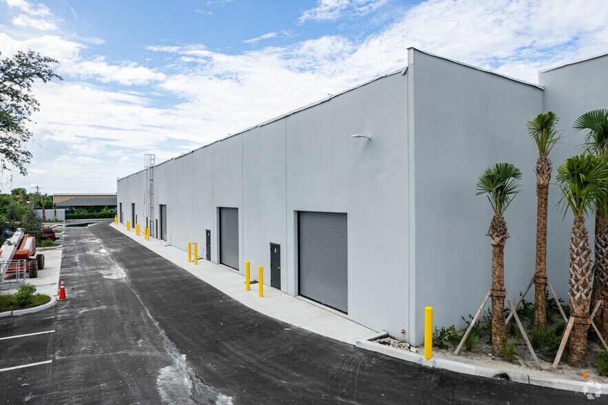 More Photos Of 6100 Shirley St, Naples Industrial For Lease