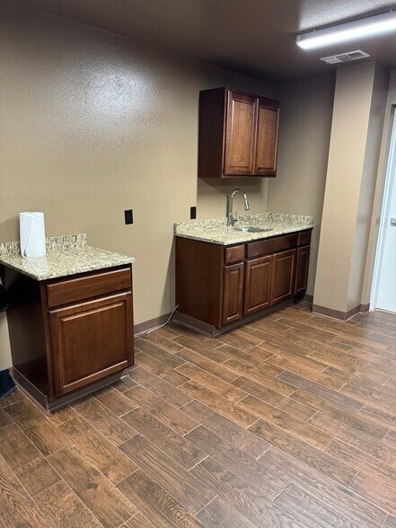 More Photos Of 2301 Oak St, Abilene Unknown For Lease