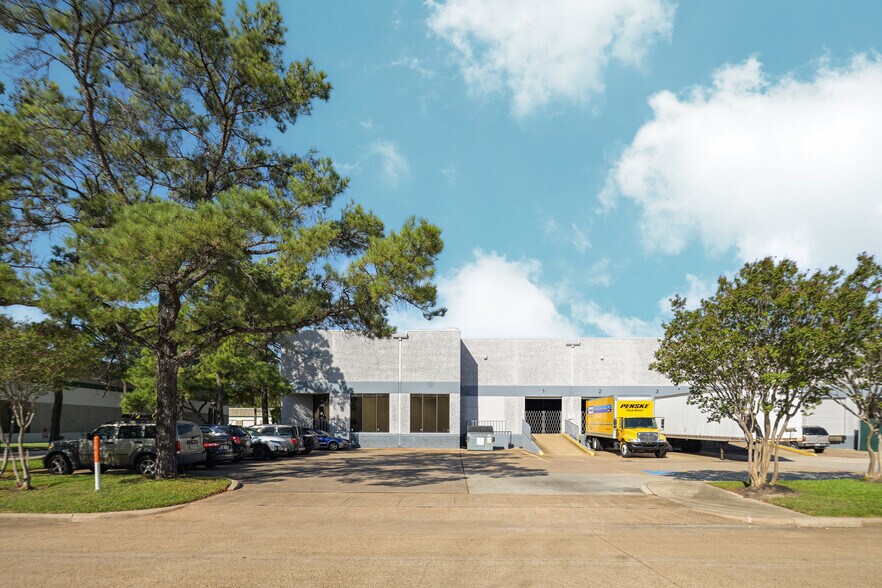 More Photos Of 4647 Pine Timbers St, Houston Warehouse For Lease