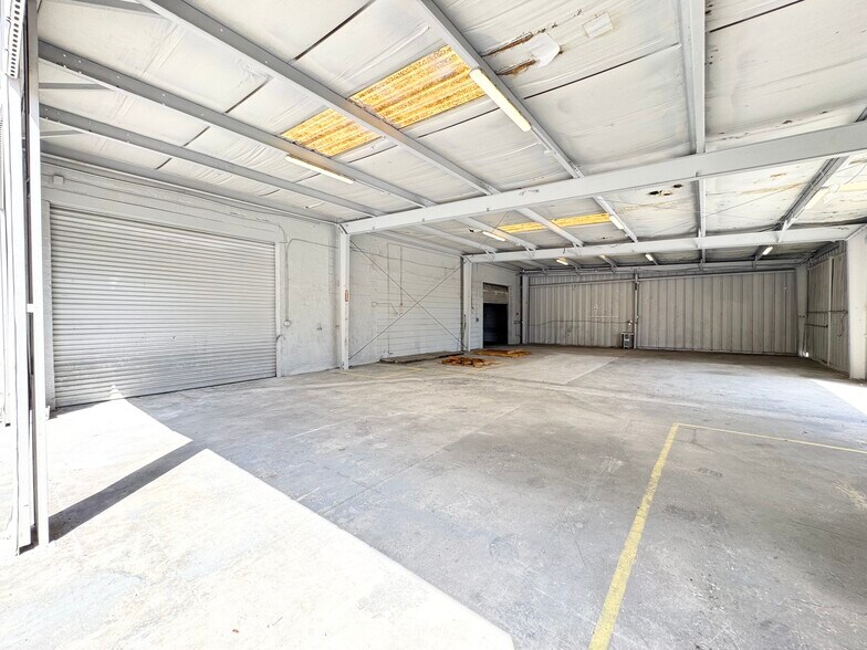 More Photos Of 3160 N 46th Ave, Saint Petersburg Warehouse For Sale