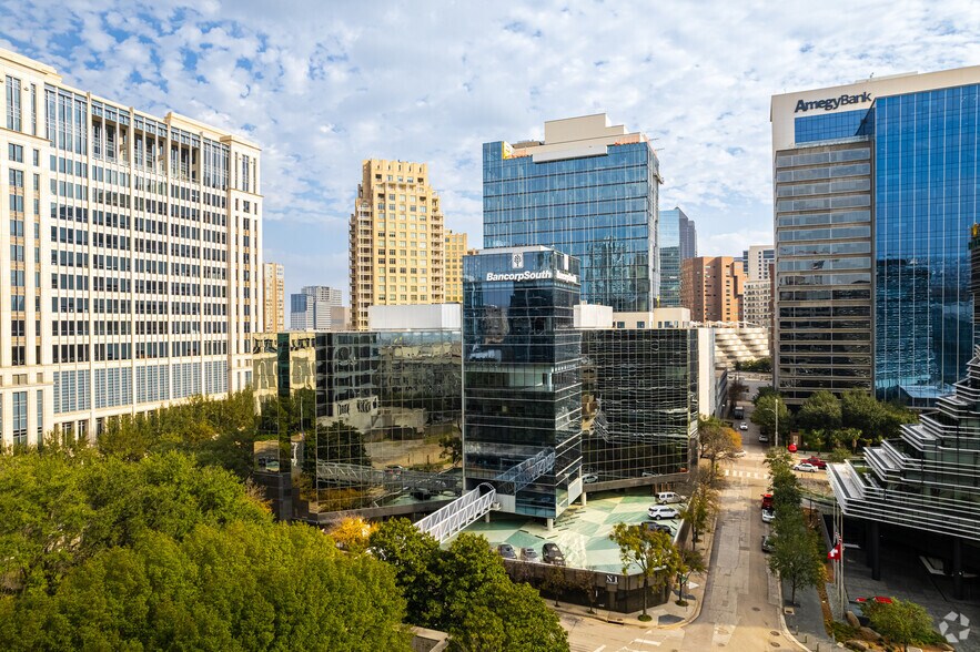 More Photos Of 2651 N Harwood St, Dallas Office For Lease