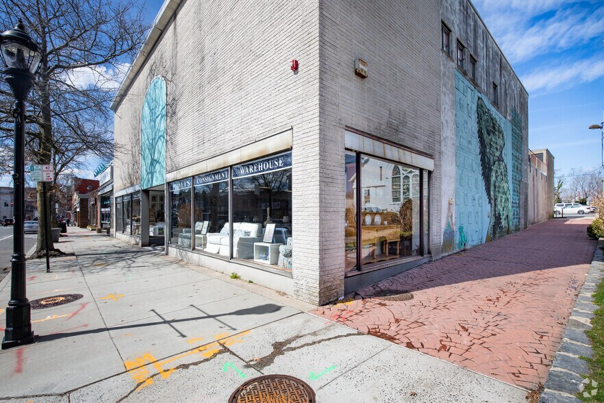 More Photos Of 54 E Main St, Riverhead Freestanding For Lease