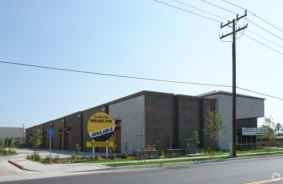More Photos Of 3475-3489 W Devonshire Ave, Hemet Showroom For Lease