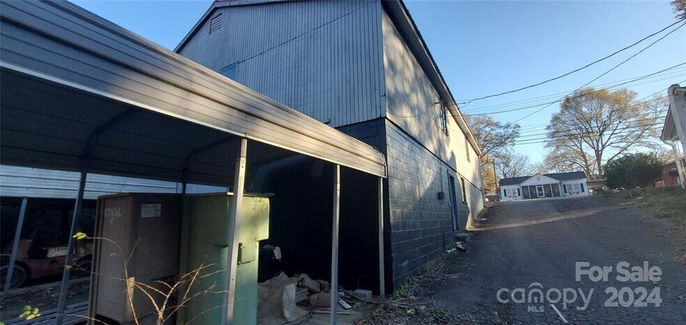 More Photos Of 214 E Trade St, Dallas Freestanding For Sale