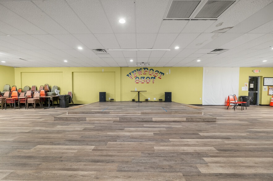 More Photos Of 2541 W Southcross Blvd, San Antonio General Retail For Lease