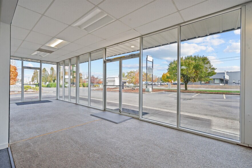 More Photos Of 999 N 1st St, Silverton Freestanding For Lease