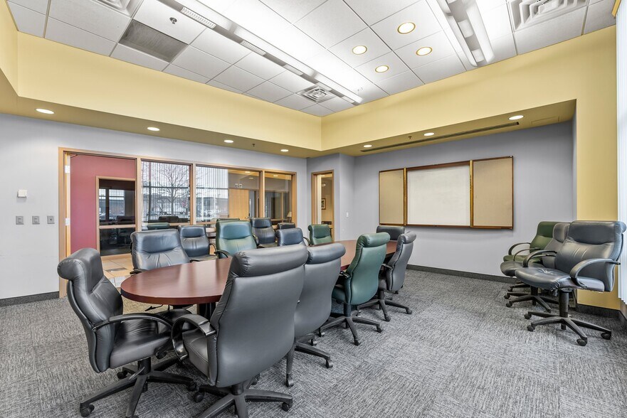 More Photos Of 11180 86th Ave N, Osseo Flex For Lease