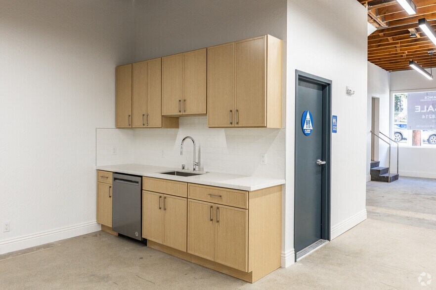 More Photos Of 343-345 Vermont St, San Francisco Light Distribution For Sale