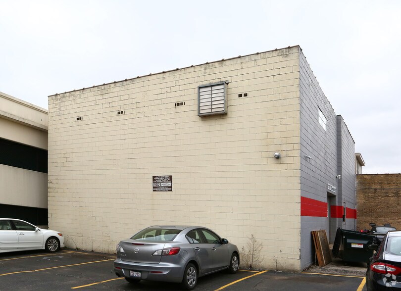 More Photos Of 1577 Ellinwood Ave, Des Plaines General Retail For Sale
