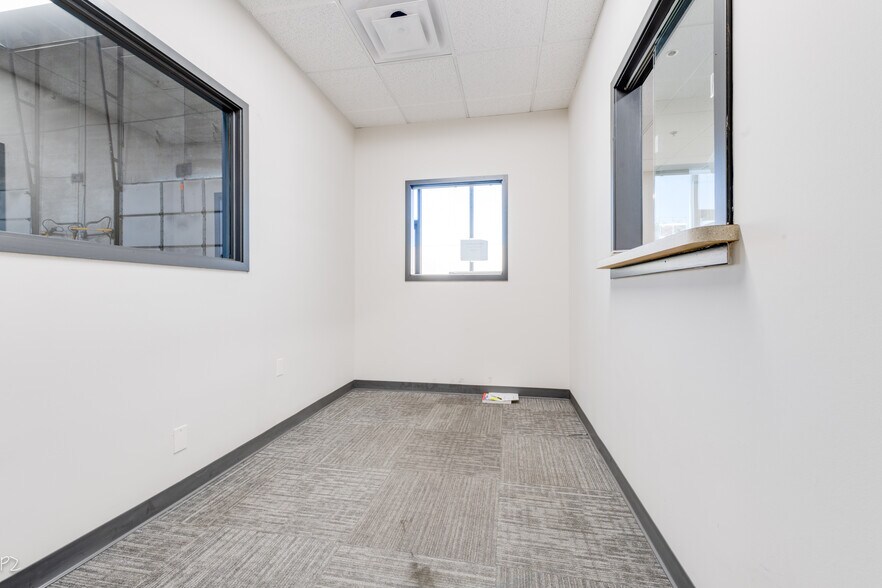 More Photos Of 2501-2575 Allan Dr, Elk Grove Village Warehouse For Lease