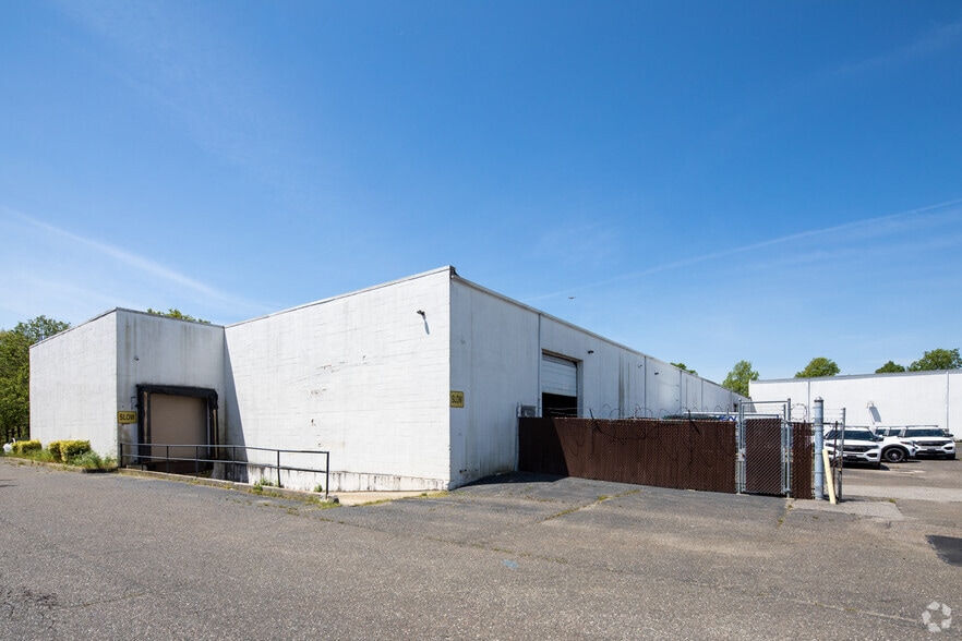 More Photos Of 1-100 Roebling Ct, Ronkonkoma Warehouse For Lease