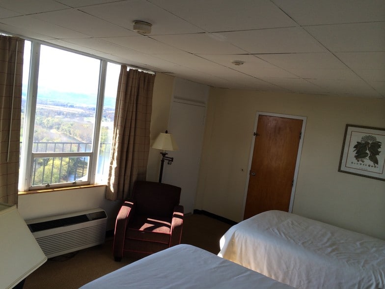 More Photos Of 33 County Road 60, Waverly Hotel For Sale