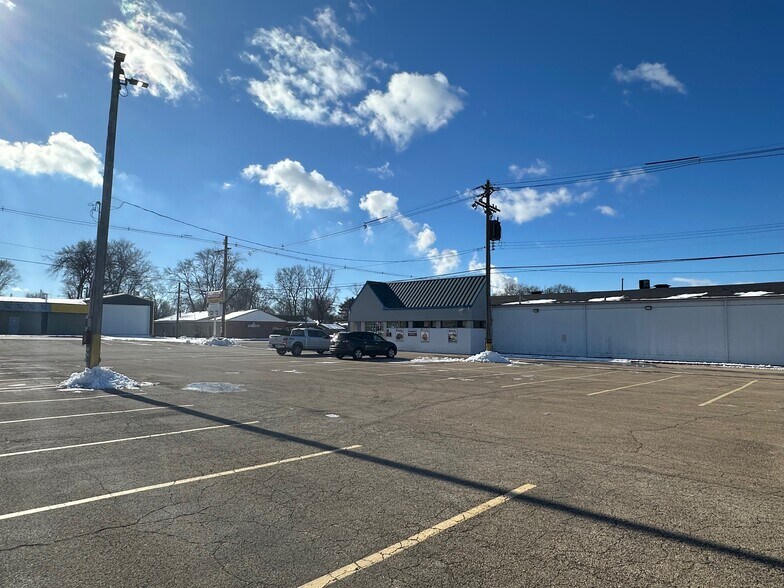 More Photos Of 1001-1105 Derby St, Pekin Unknown For Lease