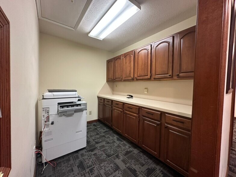 More Photos Of 800 E Franklin St, Dayton Office For Sale