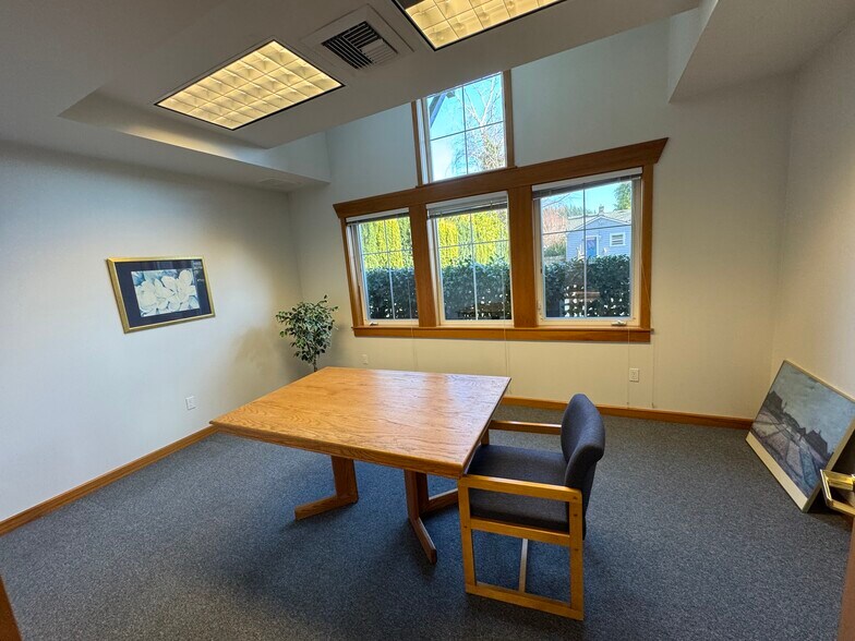 More Photos Of 301 W Blackburn Rd, Mount Vernon Office For Lease