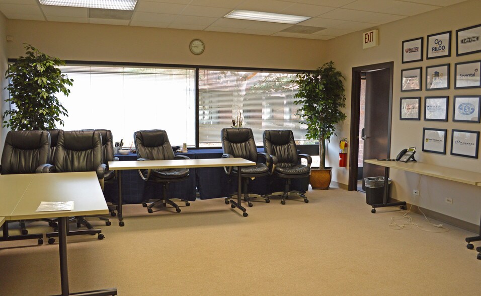More Photos Of 915 N Plum Grove Rd, Schaumburg Office For Sale