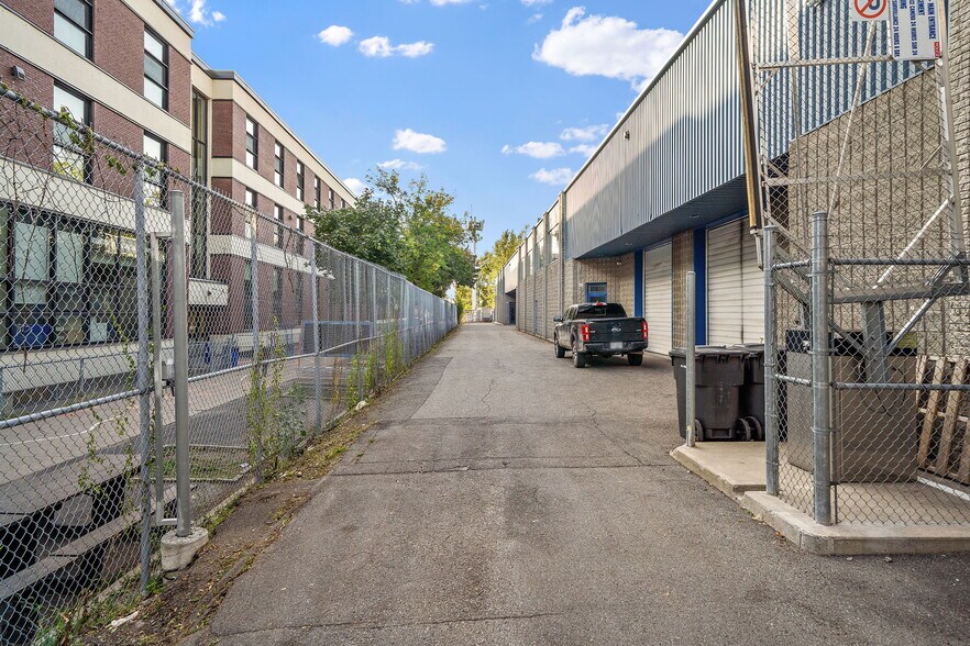 More Photos Of 403-409 Rue Saint-Roch, Montréal Warehouse For Sale