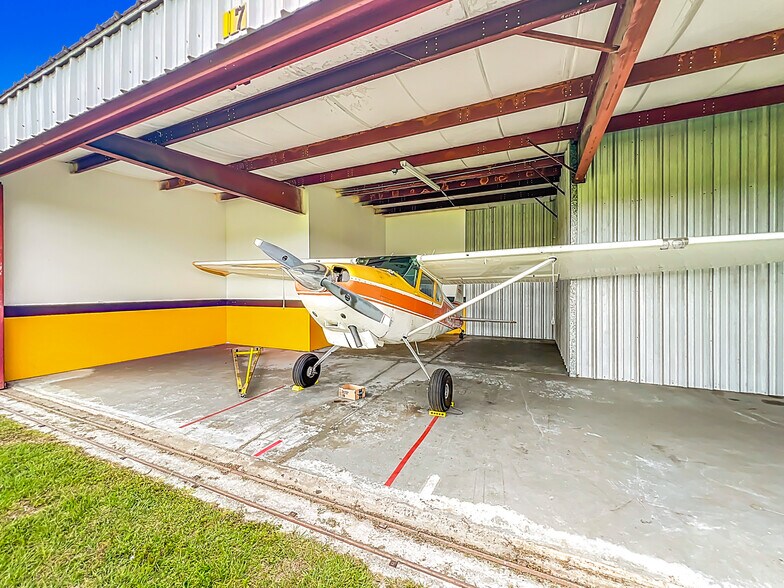 More Photos Of 7001 W Jones Ave, Mount Dora Airplane Hangar For Sale