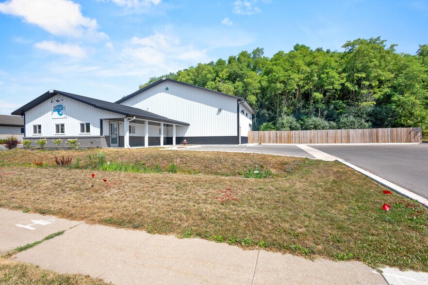 More Photos Of 390 Progress Dr, Cottage Grove Veterinarian Kennel For Sale