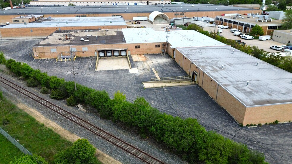 More Photos Of 2021 West St, River Grove Warehouse For Lease