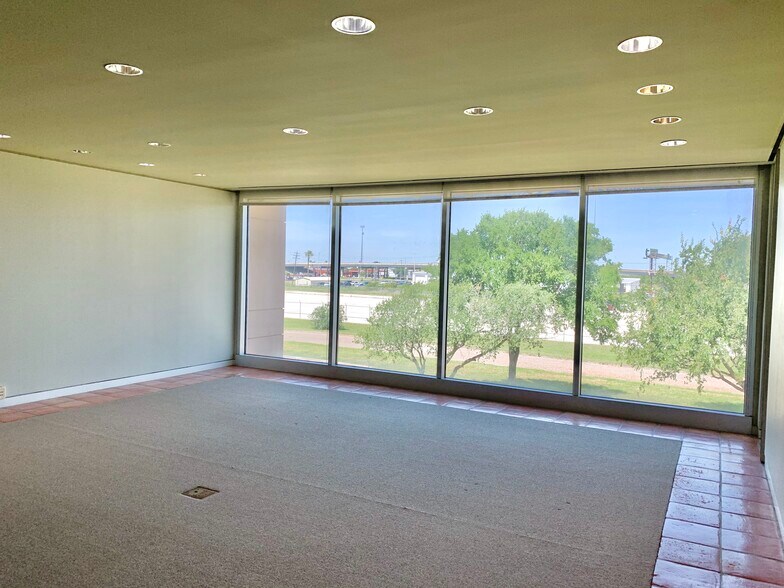 More Photos Of 1024 Texas Yes Blvd, Robstown Office For Lease