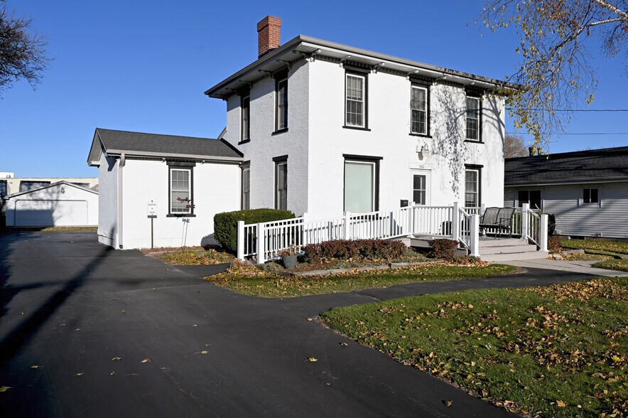 Primary Photo Of 422 Summit Ave, Oconomowoc Medical For Lease