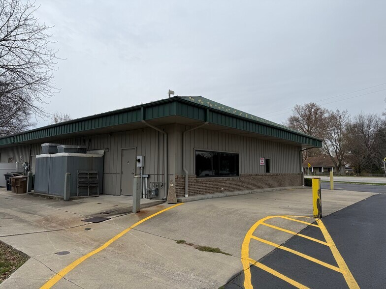 More Photos Of 304 S Obannon St, Raymond Fast Food For Lease