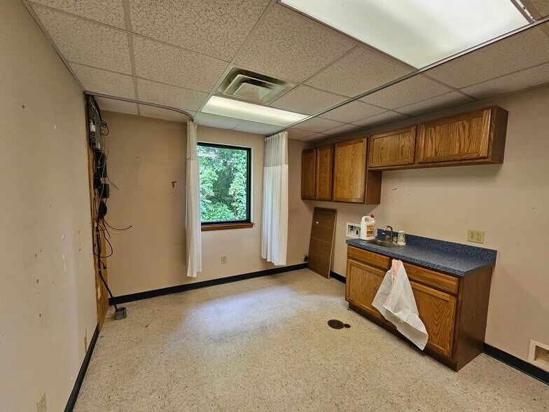 More Photos Of 30 Spring Mill Ct, Mooresville Office For Lease
