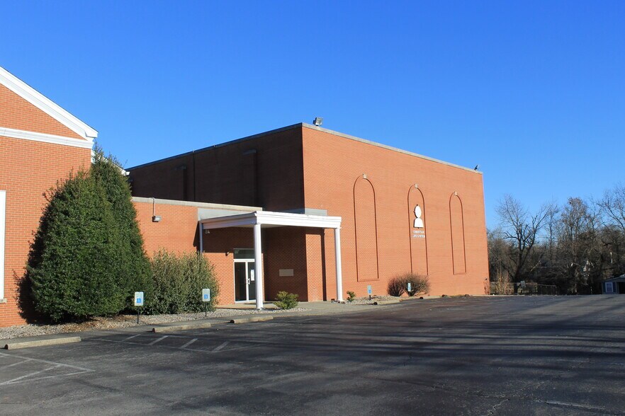 More Photos Of 401 W Poplar St, Elizabethtown Religious Facility For Sale