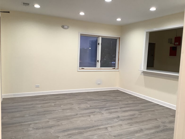 More Photos Of 5415 W Grand Ave, Gurnee Office For Lease