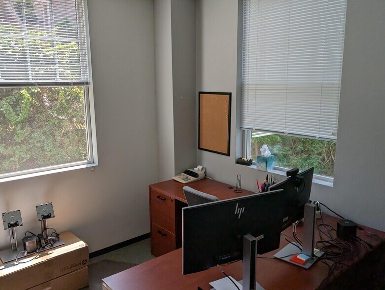 More Photos Of 1471 Iyannough Rd, Hyannis Office For Lease