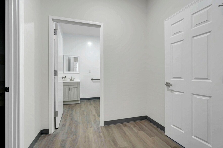 More Photos Of 9201-9373 Mike Garcia Dr, Manassas Warehouse For Lease