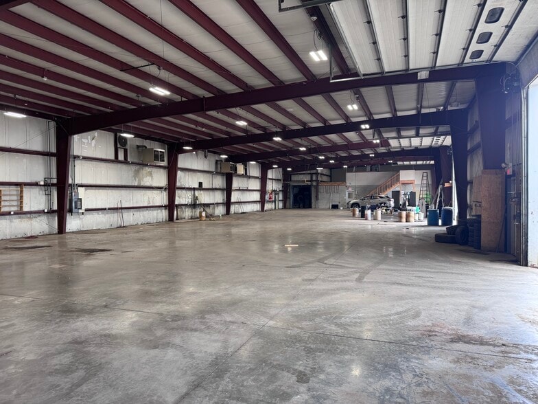 More Photos Of 2420 Hiller Ridge Rd, Johnsburg Warehouse For Lease