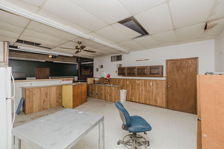 More Photos Of 110 N Poplar St, Hutchinson Warehouse For Sale