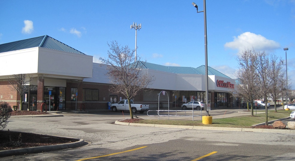 More Photos Of 31215-31221 W 14 Mile Rd, Farmington Hills Freestanding For Lease
