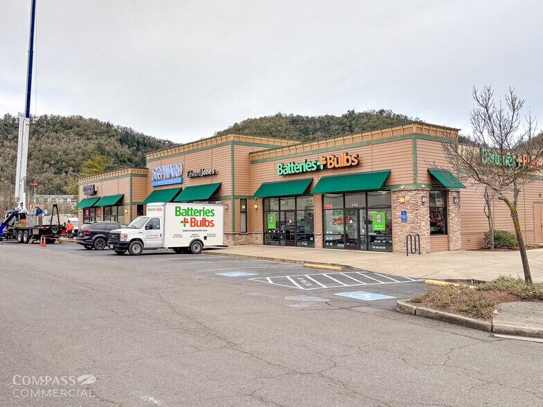 More Photos Of 3019 NW Stewart Pky, Roseburg Freestanding For Lease