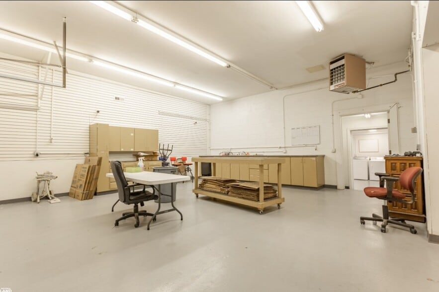 More Photos Of 219 & 303 W Chase st, Springfield Light Distribution For Lease