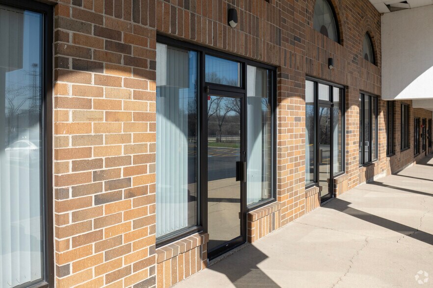 More Photos Of 401 N Riverside Dr, Gurnee Storefront For Lease