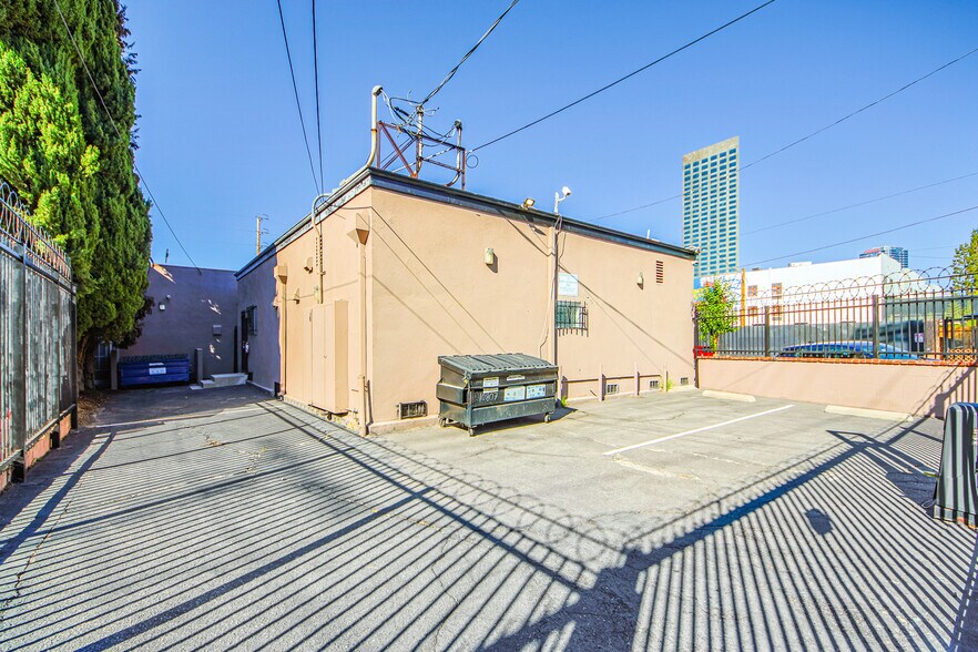 More Photos Of 10800 Ventura Blvd, Studio City Loft Creative Space For Lease