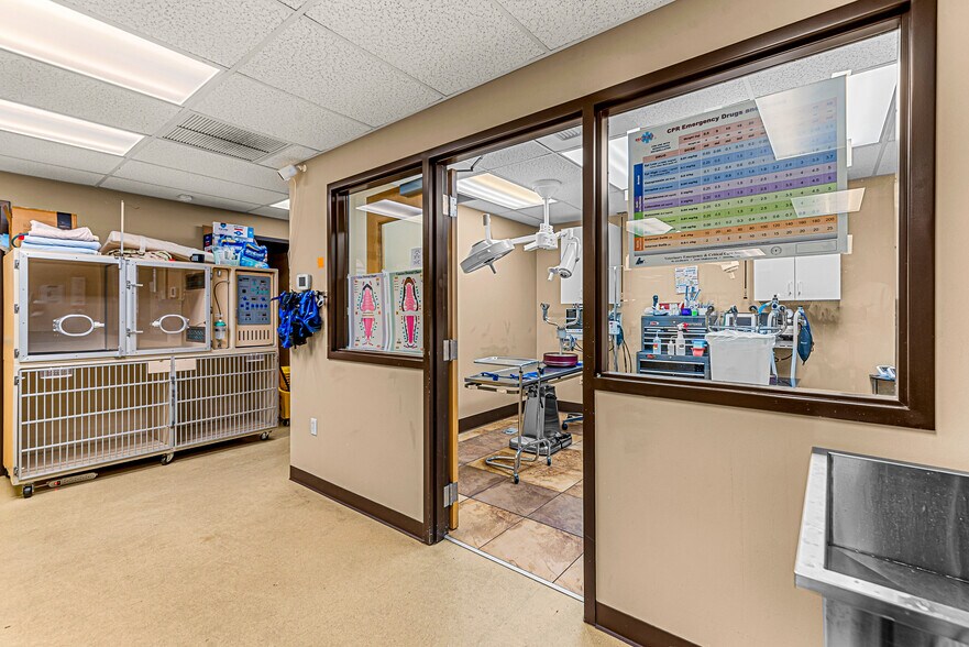 More Photos Of 10 N Chelan Ave, Wenatchee Veterinarian Kennel For Lease