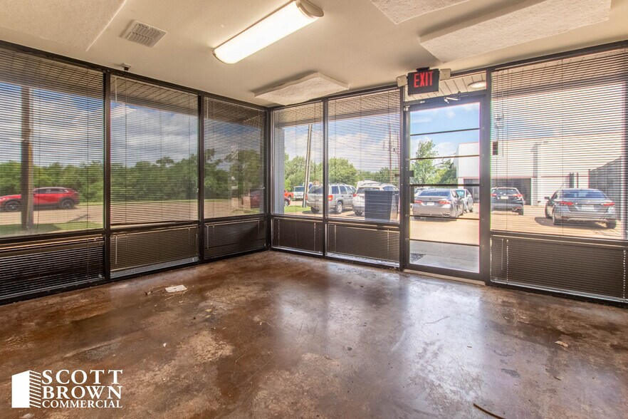 More Photos Of 10763 Mapleridge Dr, Dallas Distribution For Lease
