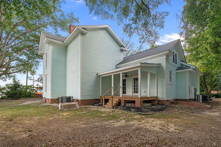 More Photos Of 202 W Main St, Sanford Office Residential For Lease
